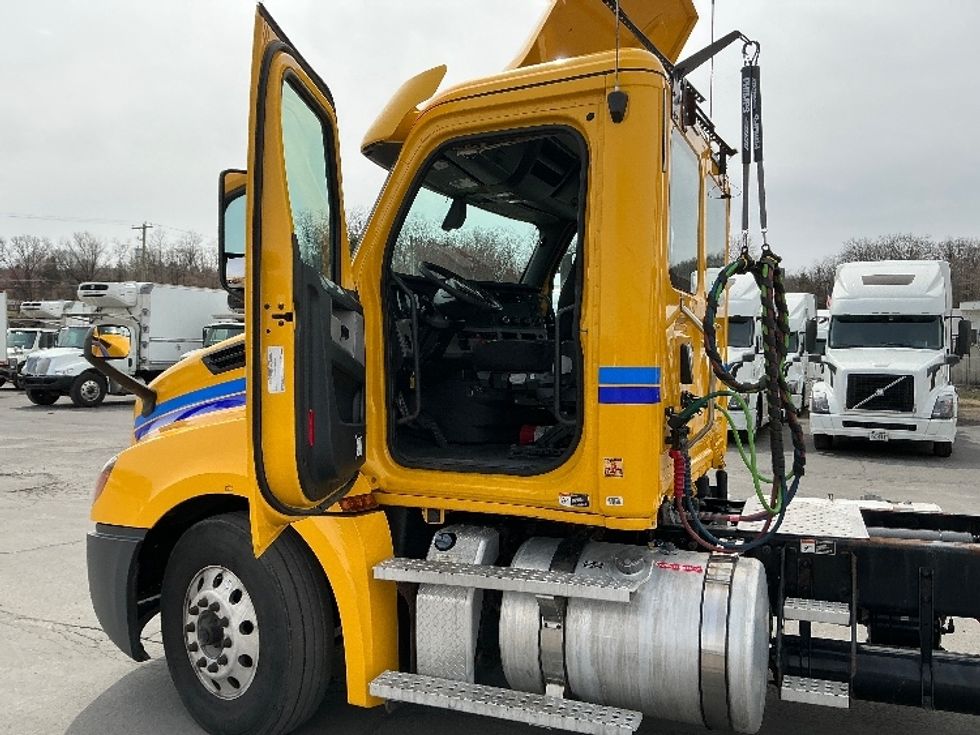 Day Cab Tractor-Heavy Duty Tractors-Freightliner-2020-T12664ST-Wilkes Barre-PA-473,939\n\t\tmiles-$ 42,250 - Image 9