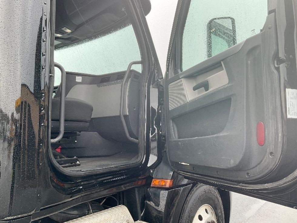 Day Cab Tractor-Heavy Duty Tractors-Freightliner-2020-T12664ST-Wilkes Barre-PA-479,555\n\t\tmiles-$ 41,750 - Image 12