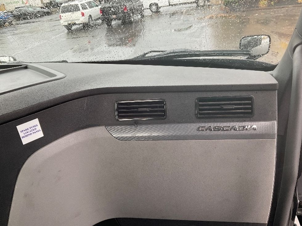 Day Cab Tractor-Heavy Duty Tractors-Freightliner-2020-T12664ST-Wilkes Barre-PA-479,555\n\t\tmiles-$ 41,750 - Image 13