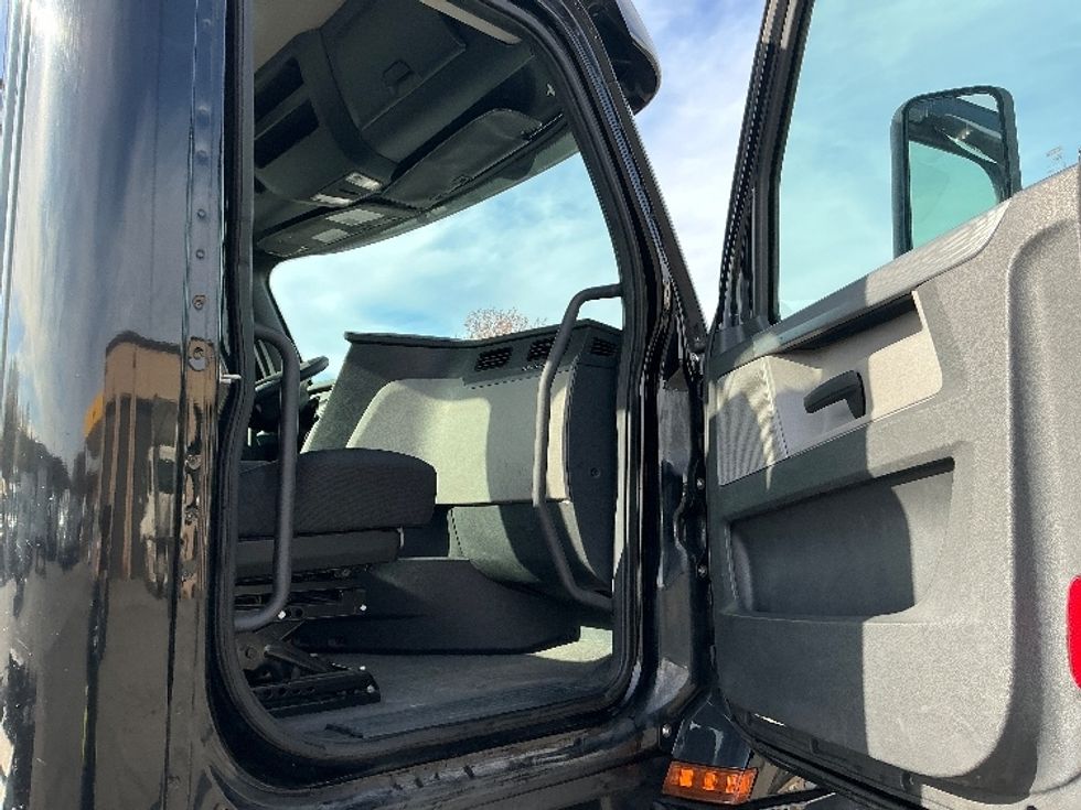 Day Cab Tractor-Heavy Duty Tractors-Freightliner-2020-T12664ST-Wilkes Barre-PA-489,189\n\t\tmiles-$ 41,000 - Image 12