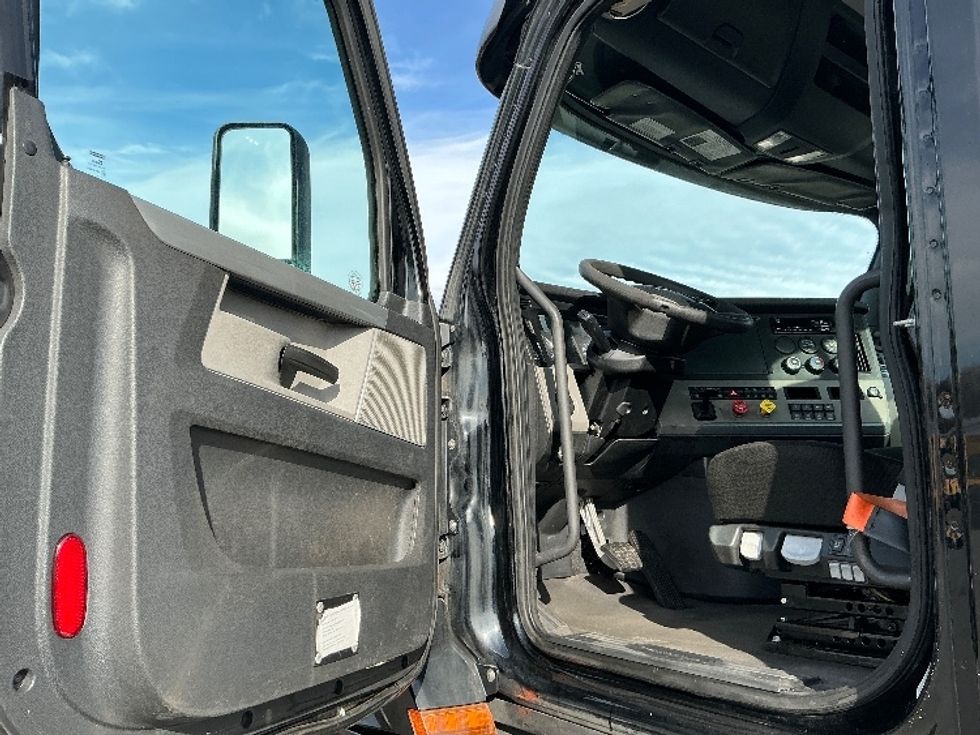 Day Cab Tractor-Heavy Duty Tractors-Freightliner-2020-T12664ST-Wilkes Barre-PA-489,189\n\t\tmiles-$ 41,000 - Image 9