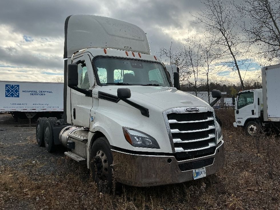 Day Cab Tractor-Heavy Duty Tractors-Freightliner-2020-T12664ST-Wilkes Barre-PA-595,384\n\t\tmiles-$ 12,000 - Image 1