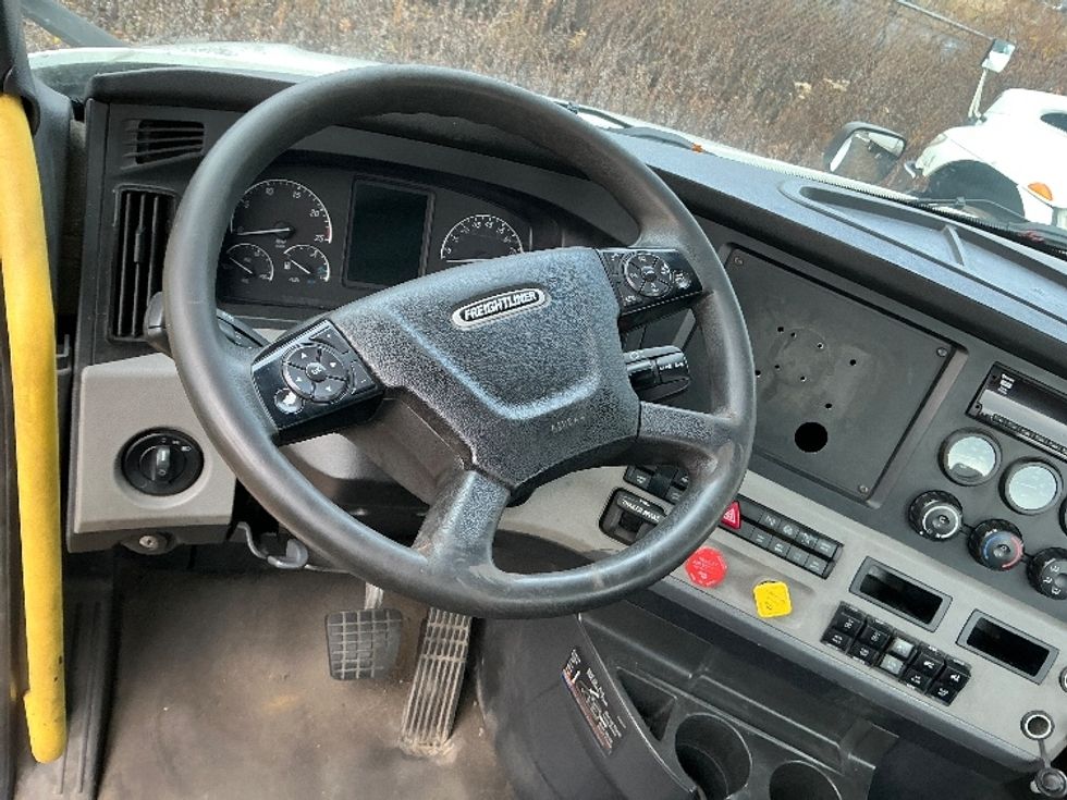 Day Cab Tractor-Heavy Duty Tractors-Freightliner-2020-T12664ST-Wilkes Barre-PA-595,384\n\t\tmiles-$ 12,000 - Image 11
