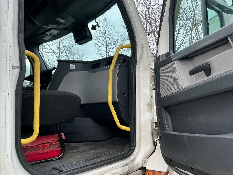 Day Cab Tractor-Heavy Duty Tractors-Freightliner-2020-T12664ST-Wilkes Barre-PA-595,384\n\t\tmiles-$ 12,000 - Image 12