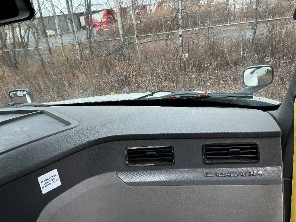 Day Cab Tractor-Heavy Duty Tractors-Freightliner-2020-T12664ST-Wilkes Barre-PA-595,384\n\t\tmiles-$ 12,000 - Image 13