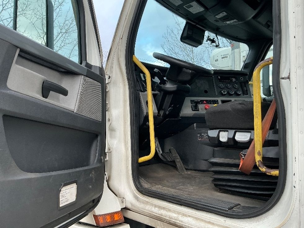 Day Cab Tractor-Heavy Duty Tractors-Freightliner-2020-T12664ST-Wilkes Barre-PA-595,384\n\t\tmiles-$ 12,000 - Image 9
