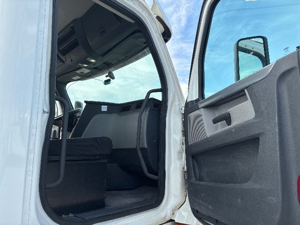 Day Cab Tractor-Heavy Duty Tractors-Freightliner-2020-T12664ST-Wilmington-OH-375,592\n\t\tmiles-$ 51,000 - Image 12