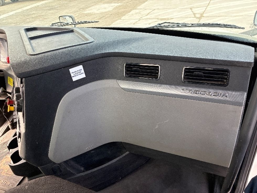 Day Cab Tractor-Heavy Duty Tractors-Freightliner-2020-T12664ST-Wilmington-OH-375,592\n\t\tmiles-$ 51,000 - Image 13