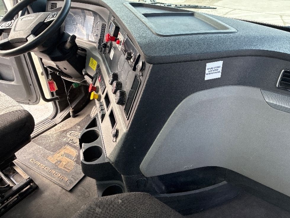 Day Cab Tractor-Heavy Duty Tractors-Freightliner-2020-T12664ST-Wilmington-OH-375,592\n\t\tmiles-$ 51,000 - Image 14