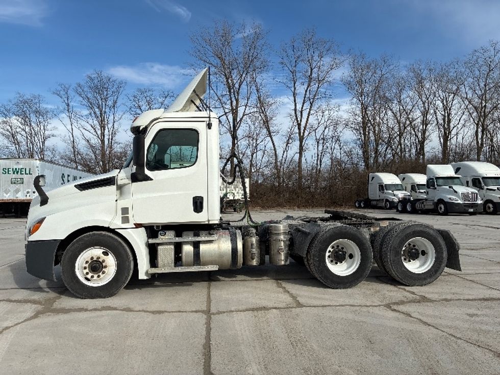 Day Cab Tractor-Heavy Duty Tractors-Freightliner-2020-T12664ST-Wilmington-OH-375,592\n\t\tmiles-$ 51,000 - Image 4