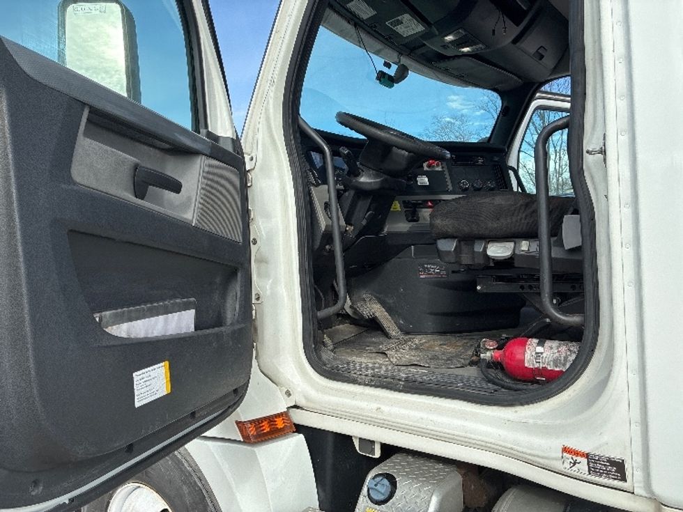 Day Cab Tractor-Heavy Duty Tractors-Freightliner-2020-T12664ST-Wilmington-OH-375,592\n\t\tmiles-$ 51,000 - Image 9