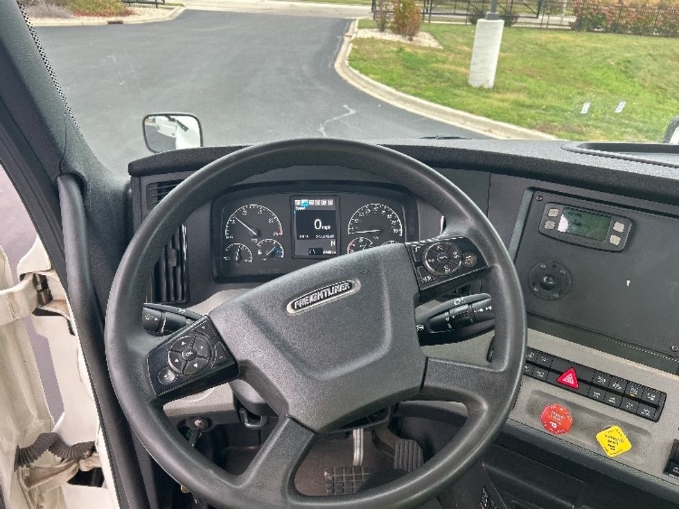 Day Cab Tractor-Heavy Duty Tractors-Freightliner-2020-T12664ST-Windsor-WI-247,642\n\t\tmiles-$ 58,500 - Image 11