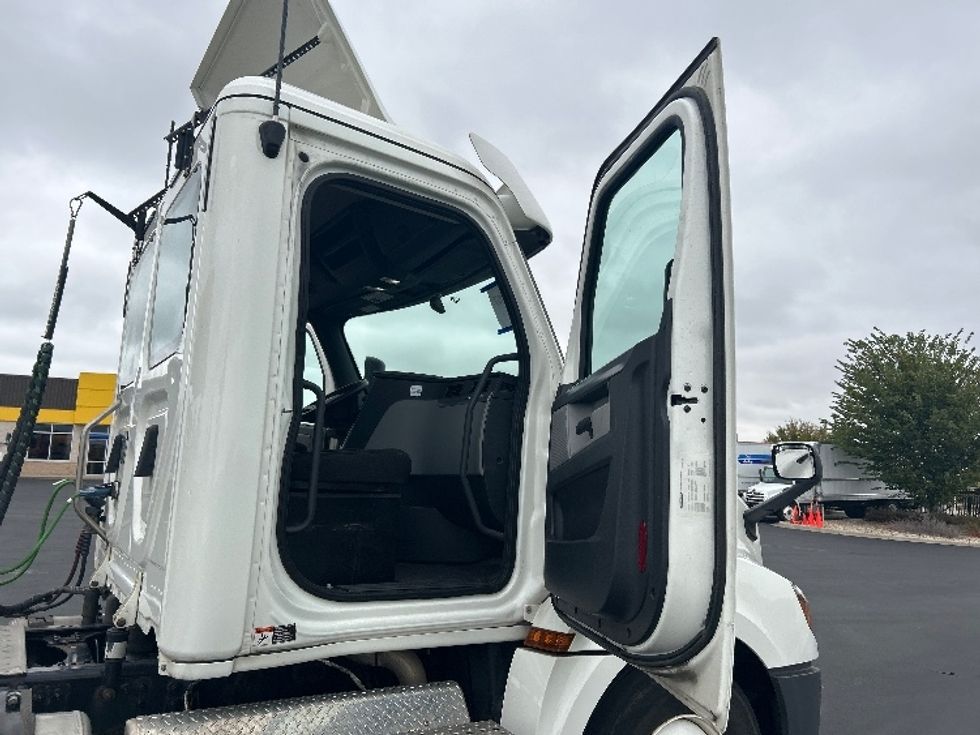 Day Cab Tractor-Heavy Duty Tractors-Freightliner-2020-T12664ST-Windsor-WI-247,642\n\t\tmiles-$ 58,500 - Image 12