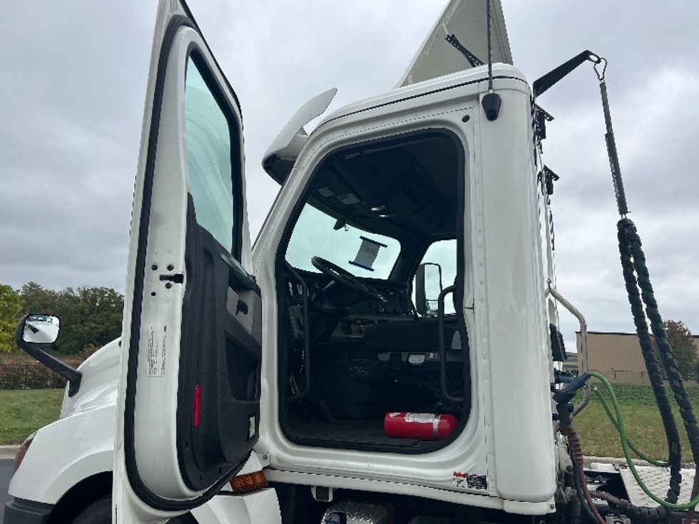 Day Cab Tractor-Heavy Duty Tractors-Freightliner-2020-T12664ST-Windsor-WI-247,642\n\t\tmiles-$ 58,500 - Image 9