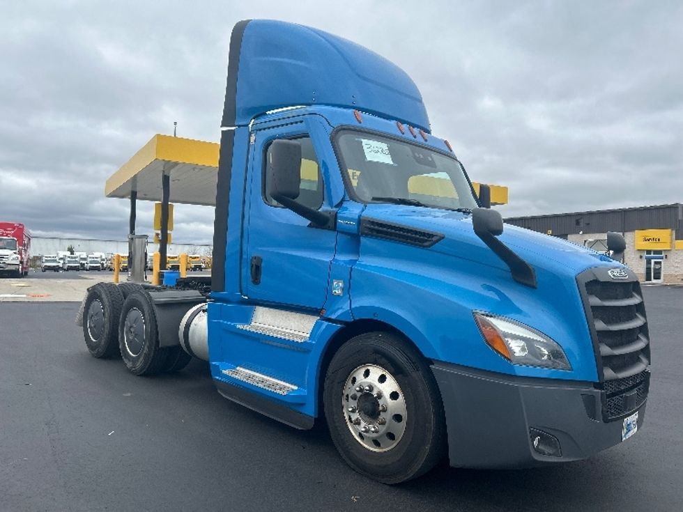 Day Cab Tractor-Heavy Duty Tractors-Freightliner-2020-T12664ST-Windsor-WI-304,155\n\t\tmiles-$ 55,500 - Image 1