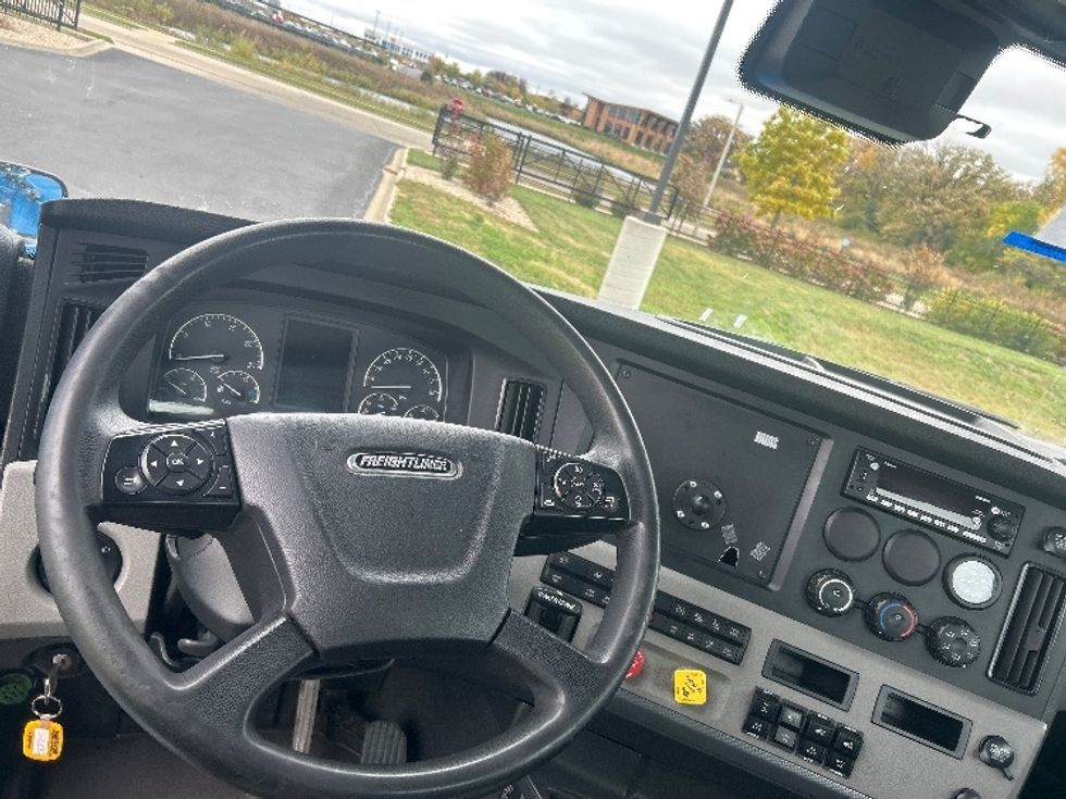 Day Cab Tractor-Heavy Duty Tractors-Freightliner-2020-T12664ST-Windsor-WI-304,155\n\t\tmiles-$ 55,500 - Image 11