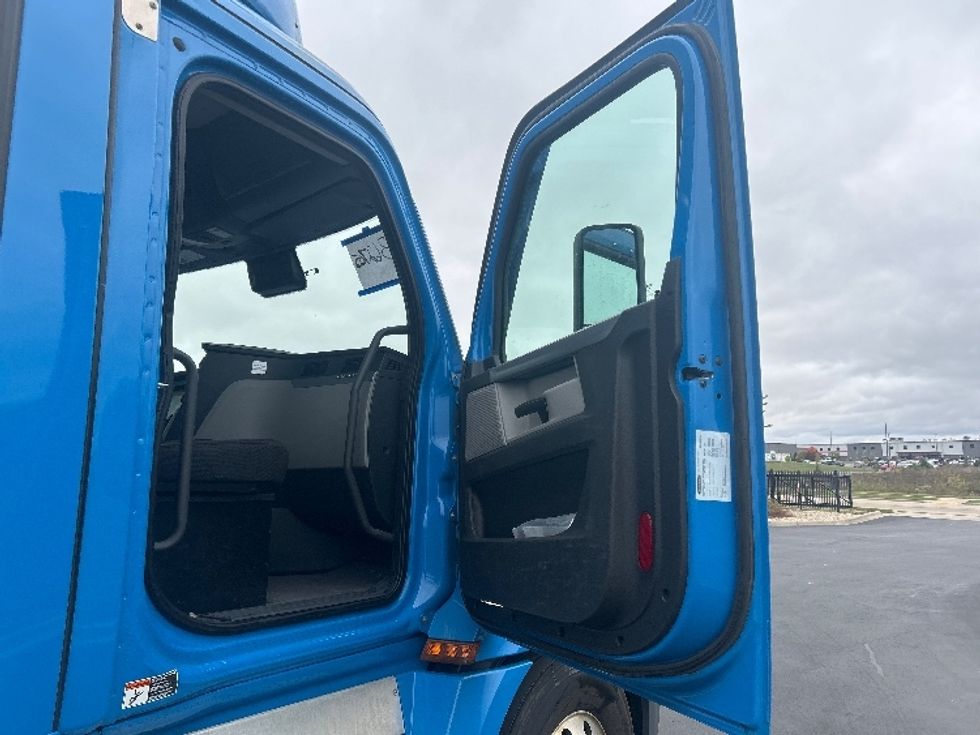 Day Cab Tractor-Heavy Duty Tractors-Freightliner-2020-T12664ST-Windsor-WI-304,155\n\t\tmiles-$ 55,500 - Image 12