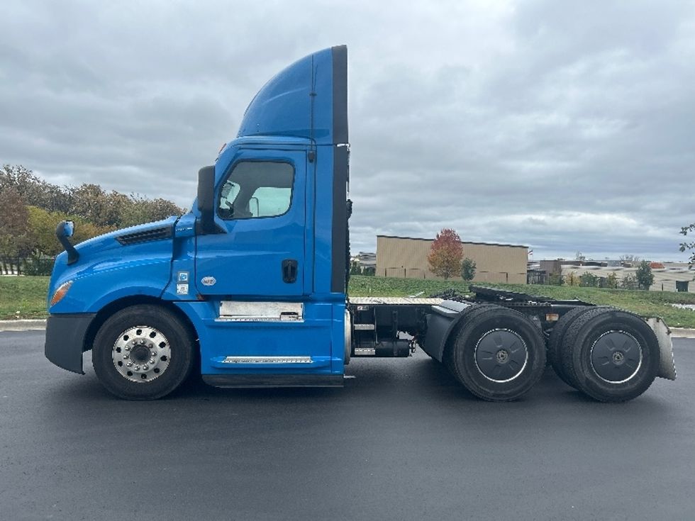 Day Cab Tractor-Heavy Duty Tractors-Freightliner-2020-T12664ST-Windsor-WI-304,155\n\t\tmiles-$ 55,500 - Image 4