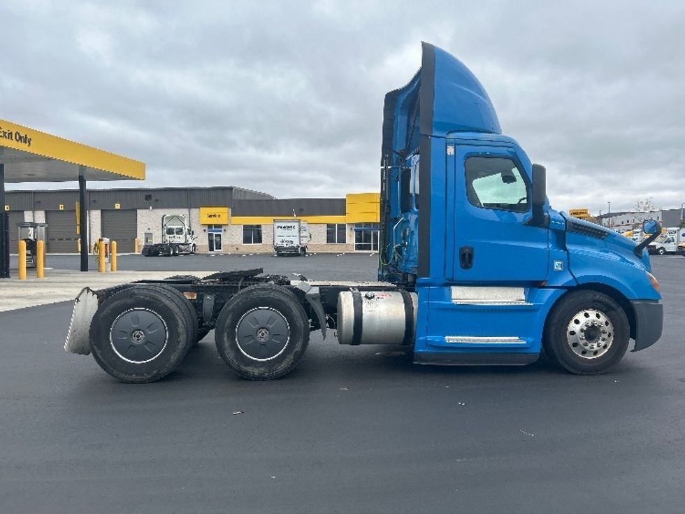 Day Cab Tractor-Heavy Duty Tractors-Freightliner-2020-T12664ST-Windsor-WI-304,155\n\t\tmiles-$ 55,500 - Image 8