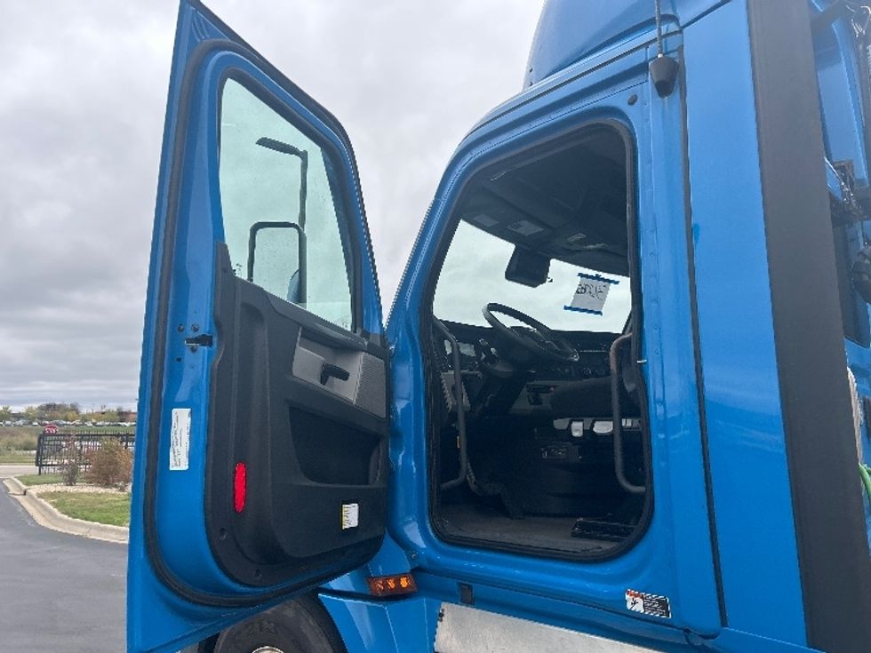 Day Cab Tractor-Heavy Duty Tractors-Freightliner-2020-T12664ST-Windsor-WI-304,155\n\t\tmiles-$ 55,500 - Image 9