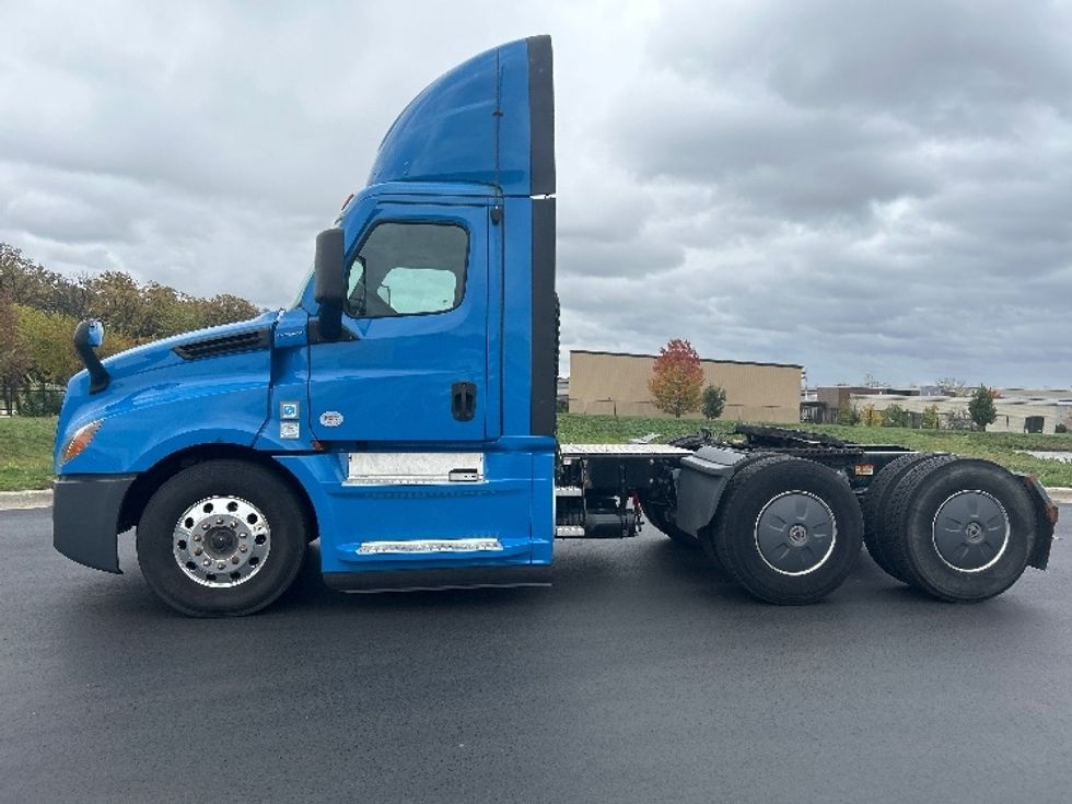 Day Cab Tractor-Heavy Duty Tractors-Freightliner-2020-T12664ST-Windsor-WI-319,747\n\t\tmiles-$ 54,500 - Image 4