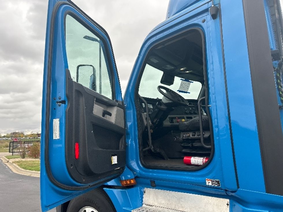 Day Cab Tractor-Heavy Duty Tractors-Freightliner-2020-T12664ST-Windsor-WI-319,747\n\t\tmiles-$ 54,500 - Image 9