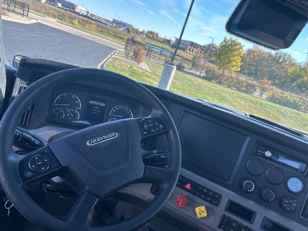 Day Cab Tractor-Heavy Duty Tractors-Freightliner-2020-T12664ST-Windsor-WI-335,824\n\t\tmiles-$ 53,750 - Image 11