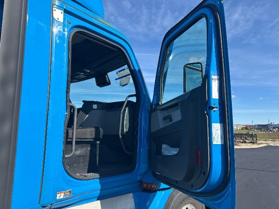 Day Cab Tractor-Heavy Duty Tractors-Freightliner-2020-T12664ST-Windsor-WI-335,824\n\t\tmiles-$ 53,750 - Image 12