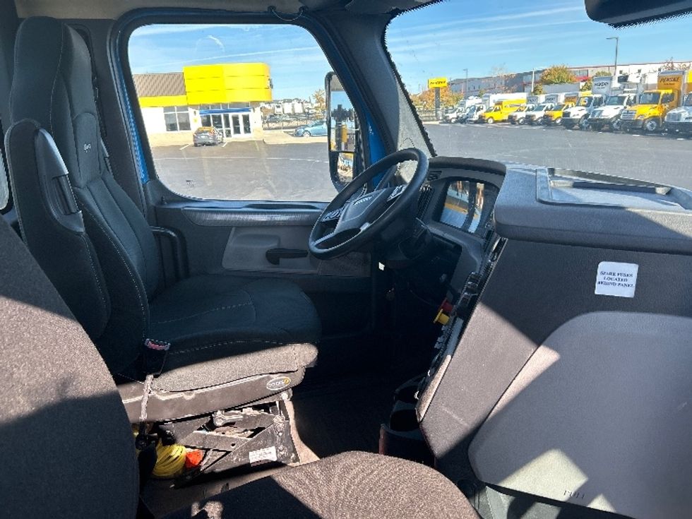Day Cab Tractor-Heavy Duty Tractors-Freightliner-2020-T12664ST-Windsor-WI-335,824\n\t\tmiles-$ 53,750 - Image 14