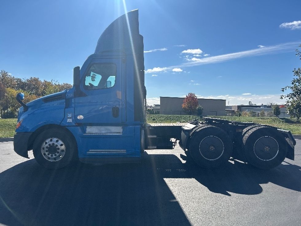 Day Cab Tractor-Heavy Duty Tractors-Freightliner-2020-T12664ST-Windsor-WI-335,824\n\t\tmiles-$ 53,750 - Image 4