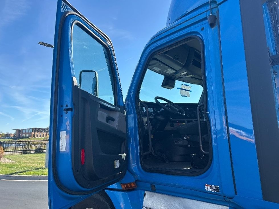 Day Cab Tractor-Heavy Duty Tractors-Freightliner-2020-T12664ST-Windsor-WI-335,824\n\t\tmiles-$ 53,750 - Image 9