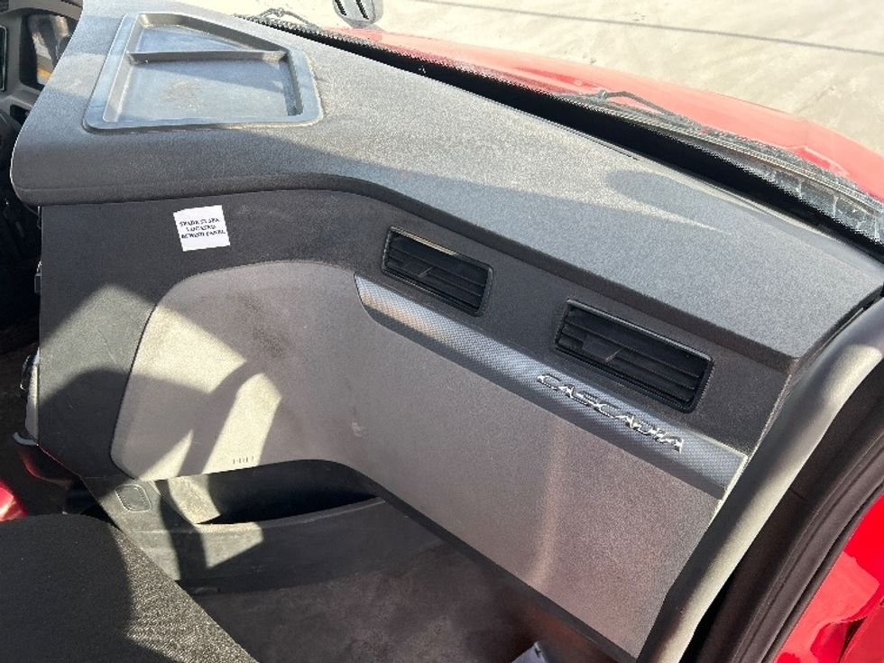 Day Cab Tractor-Heavy Duty Tractors-Freightliner-2020-T12664ST-Windsor-WI-360,247\n\t\tmiles-$ 49,250 - Image 13