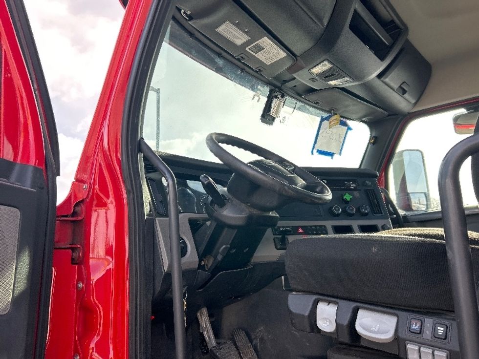 Day Cab Tractor-Heavy Duty Tractors-Freightliner-2020-T12664ST-Windsor-WI-360,247\n\t\tmiles-$ 49,250 - Image 9