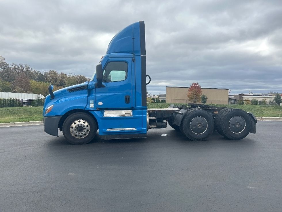 Day Cab Tractor-Heavy Duty Tractors-Freightliner-2020-T12664ST-Windsor-WI-361,565\n\t\tmiles-$ 52,500 - Image 4
