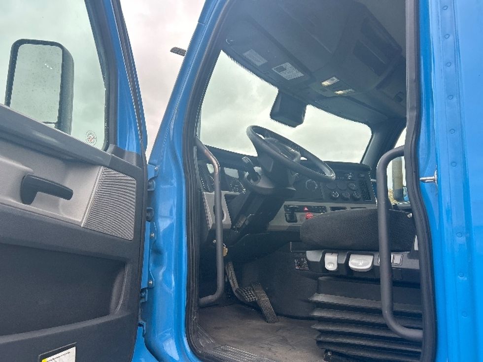 Day Cab Tractor-Heavy Duty Tractors-Freightliner-2020-T12664ST-Windsor-WI-361,565\n\t\tmiles-$ 52,500 - Image 9