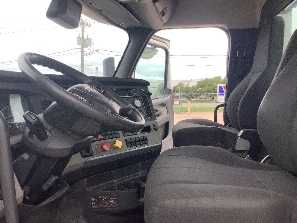 Day Cab Tractor-Heavy Duty Tractors-Freightliner-2020-T12664ST-Winnipeg-MB-519,025\n\t\tkm-$ 70,000 - Image 10