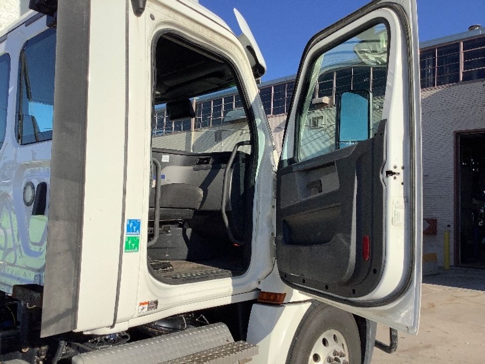 Day Cab Tractor-Heavy Duty Tractors-Freightliner-2020-T12664ST-Winnipeg-MB-519,025\n\t\tkm-$ 70,000 - Image 12