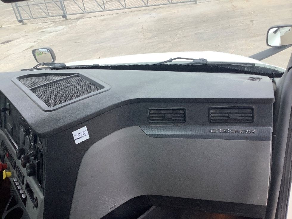 Day Cab Tractor-Heavy Duty Tractors-Freightliner-2020-T12664ST-Winnipeg-MB-519,025\n\t\tkm-$ 70,000 - Image 13
