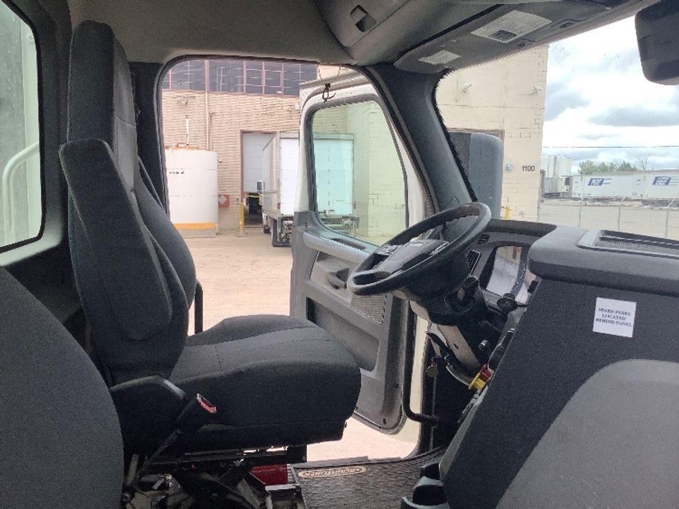 Day Cab Tractor-Heavy Duty Tractors-Freightliner-2020-T12664ST-Winnipeg-MB-519,025\n\t\tkm-$ 70,000 - Image 14