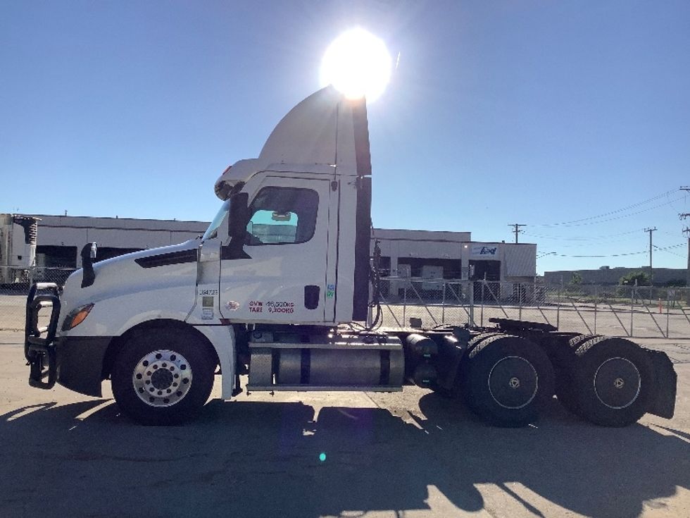 Day Cab Tractor-Heavy Duty Tractors-Freightliner-2020-T12664ST-Winnipeg-MB-519,025\n\t\tkm-$ 70,000 - Image 4