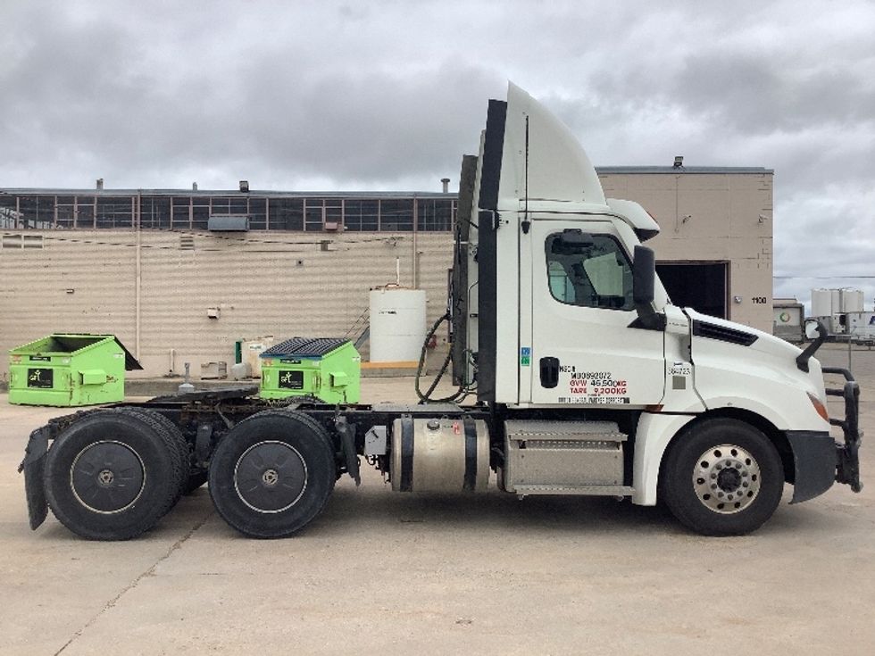 Day Cab Tractor-Heavy Duty Tractors-Freightliner-2020-T12664ST-Winnipeg-MB-519,025\n\t\tkm-$ 70,000 - Image 8