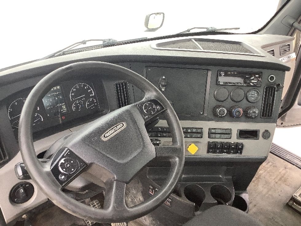 Day Cab Tractor-Heavy Duty Tractors-Freightliner-2020-T12664ST-Winnipeg-MB-519,025\n\t\tkm-$ 70,000 - Image 9