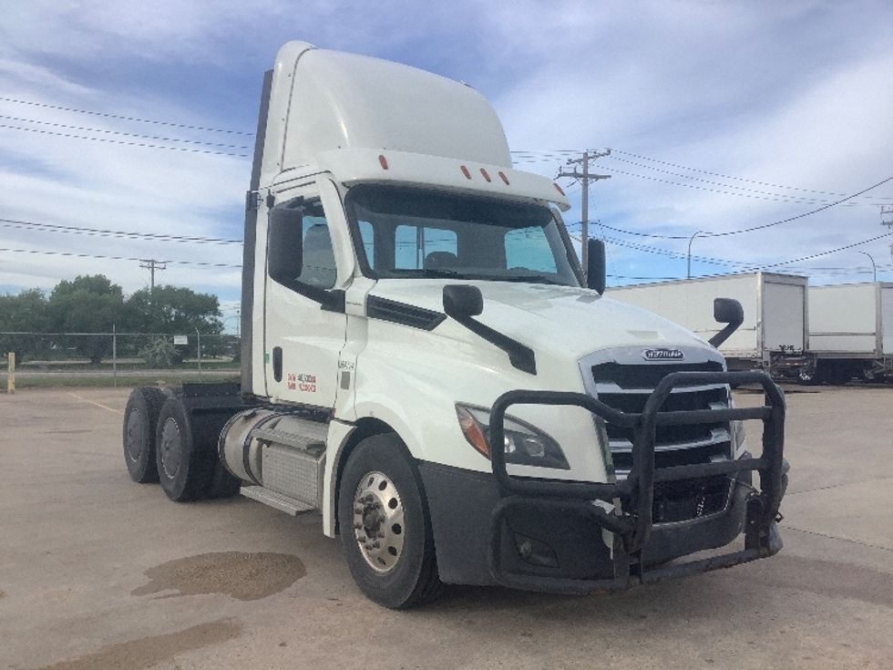 Day Cab Tractor-Heavy Duty Tractors-Freightliner-2020-T12664ST-Winnipeg-MB-677,800\n\t\tkm-$ 63,500 - Image 1