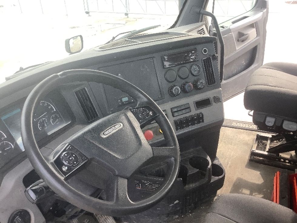 Day Cab Tractor-Heavy Duty Tractors-Freightliner-2020-T12664ST-Winnipeg-MB-677,800\n\t\tkm-$ 63,500 - Image 10