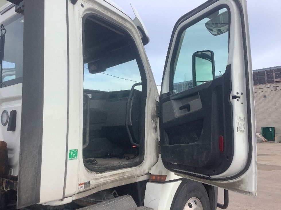 Day Cab Tractor-Heavy Duty Tractors-Freightliner-2020-T12664ST-Winnipeg-MB-677,800\n\t\tkm-$ 63,500 - Image 12