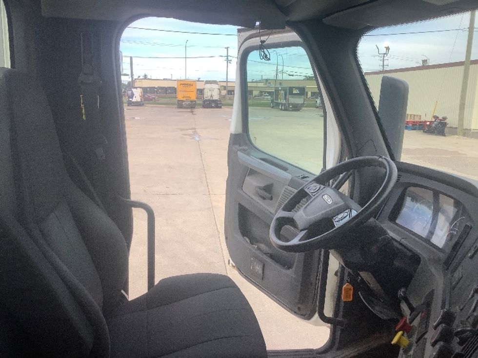Day Cab Tractor-Heavy Duty Tractors-Freightliner-2020-T12664ST-Winnipeg-MB-677,800\n\t\tkm-$ 63,500 - Image 14