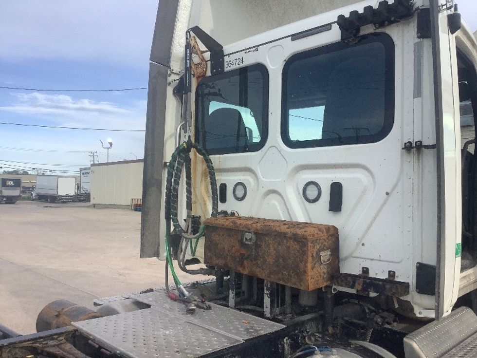 Day Cab Tractor-Heavy Duty Tractors-Freightliner-2020-T12664ST-Winnipeg-MB-677,800\n\t\tkm-$ 63,500 - Image 18