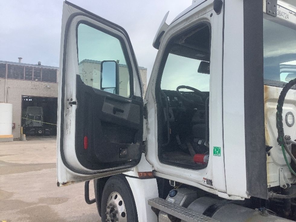 Day Cab Tractor-Heavy Duty Tractors-Freightliner-2020-T12664ST-Winnipeg-MB-677,800\n\t\tkm-$ 63,500 - Image 9