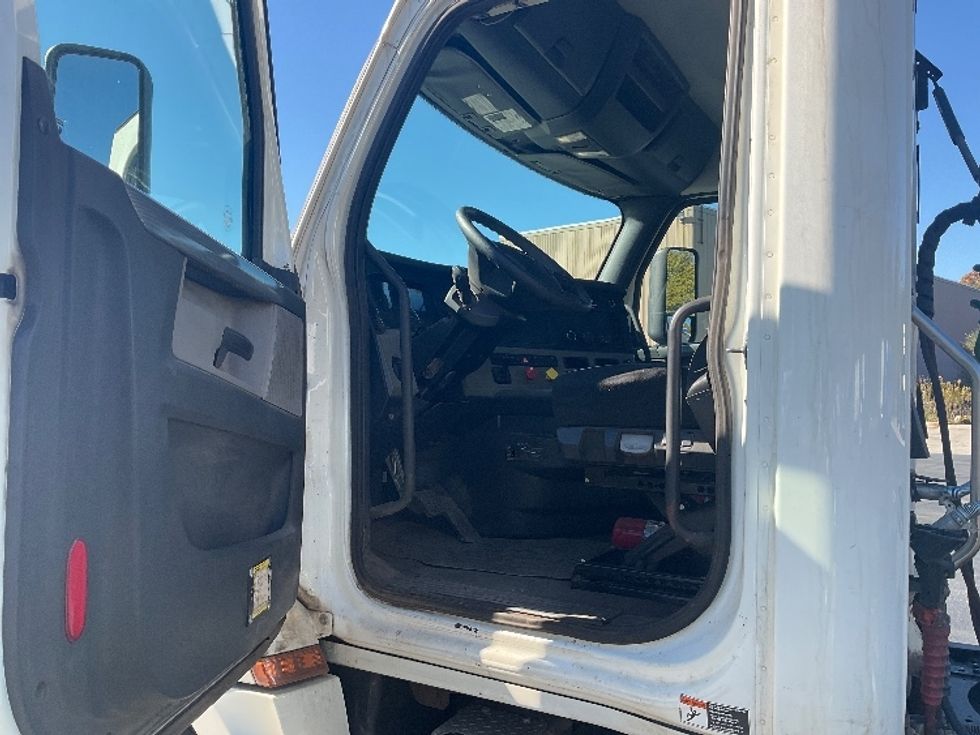 Day Cab Tractor-Heavy Duty Tractors-Freightliner-2020-T12664ST-Youngstown-OH-163,741\n\t\tmiles-$ 60,750 - Image 9