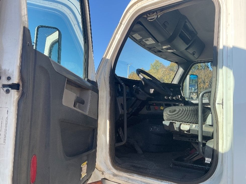 Day Cab Tractor-Heavy Duty Tractors-Freightliner-2020-T12664ST-Youngstown-OH-226,111\n\t\tmiles-$ 57,500 - Image 9